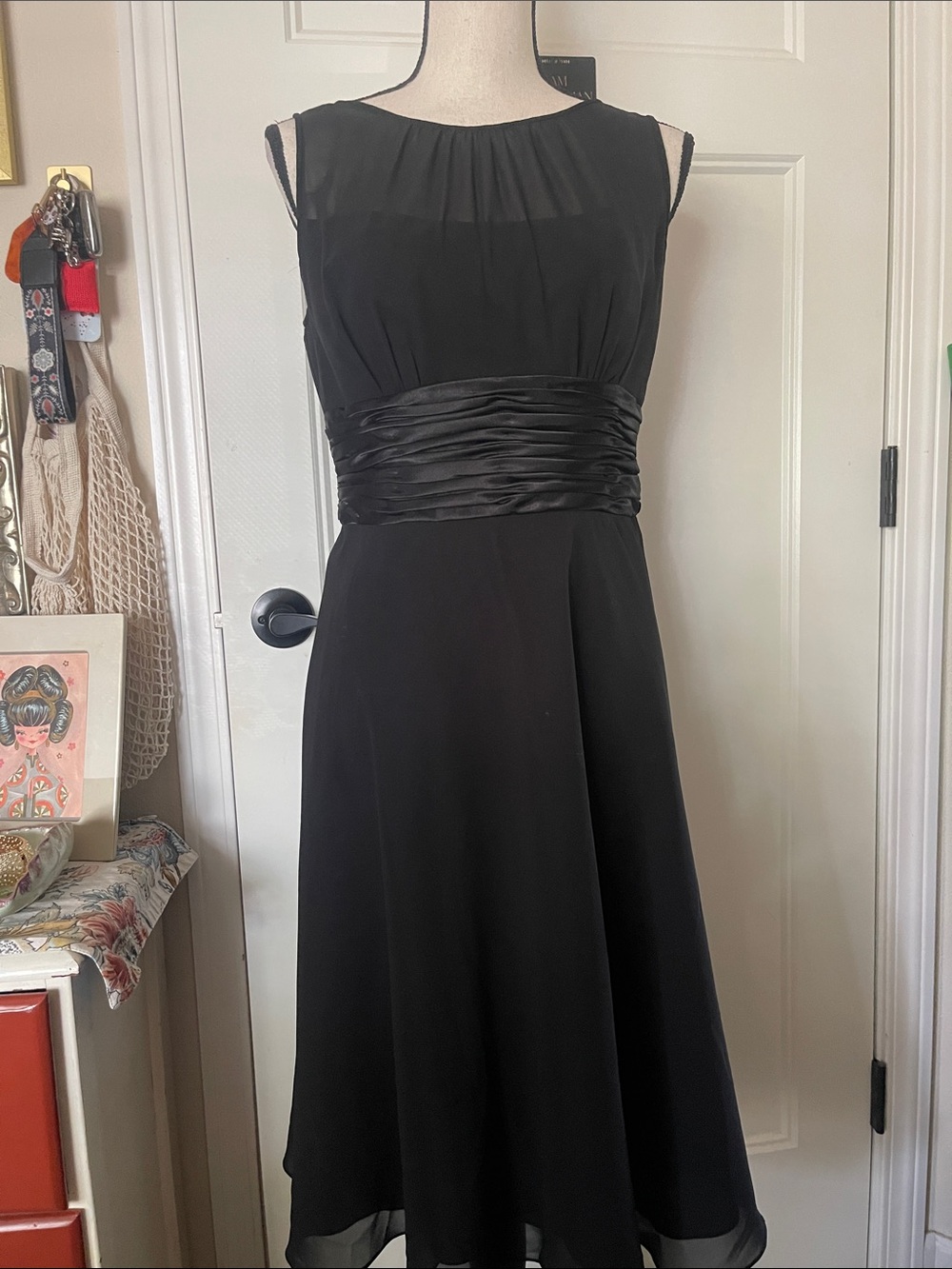 Jones Wear Black Sleeveless Cocktail Dress with Satin Waistband